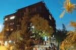 Fachada del Edificio de Ferro al anochecer con luces encendidas.