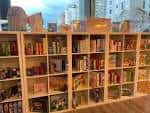 Estanterías llenas de libros y productos en la Librería Soños de Papel