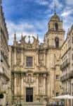 Fachada principal de la Iglesia de Santa Eufemia en Ourense con cielo azul