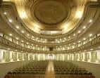 Interior del auditorio principal con butacas vacías y cúpula decorada