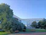 Fachada de la Escola de Enxeñaría Forestal rodeada de vegetación