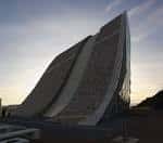 Perspectiva angular del Museo Centro Gaiás al atardecer, destacando su diseño curvo