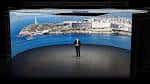Presentación en el estudio inmersivo con fondo de la ciudad de A Coruña