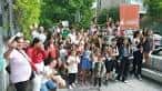 Multitud de asistentes en un evento al aire libre de la Fundación Secretariado Gitano