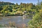 Paisaje fluvial del Campo de Os Caneiros con vegetación exuberante