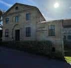 Fachada principal de la Casa Diocesana en día soleado
