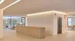 Recepción o lobby de la Residencia O Castiñeiriño con diseño moderno y ascensor