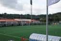 Campo de fútbol A Cheda con césped verde y banquillo