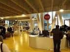 Área de recepción principal con mostrador y visitantes