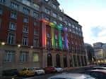 Fachada del Teatro Colón de A Coruña iluminada con luces de colores por la noche