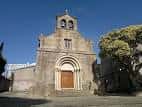Fachada de iglesia de piedra en la Plaza Emilio Jaspe Deza