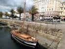 Embarcación clásica de madera amarrada en el muelle de Curuxeiras
