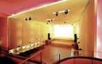Interior de la Sala Capitol con el escenario iluminado y espacio para eventos