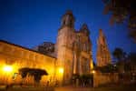 Fachada de la iglesia del hotel iluminada al anochecer