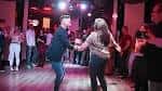 Personas bailando en el interior de la discoteca Olimpo