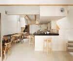 Zona de bar y comedor con mobiliario de madera