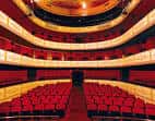 Interior del auditorio con butacas rojas y múltiples niveles de palcos