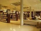 Zona de lectura y estanterías en el interior de la biblioteca