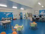 Sala interior del Centro Cívico San Diego con mesas, sillas y zona de ordenadores
