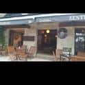 Exterior de Zentral Bar con terraza y toldo