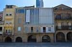 Vista exterior del Edificio Redeiras con fachada moderna y arcos tradicionales
