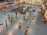 Vista aérea del polideportivo con múltiples actividades deportivas en curso