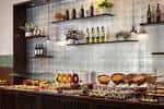 Estación de buffet con variedad de alimentos y bebidas