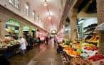 Pasillo interior del Mercado de Abastos con puestos y techos abovedados