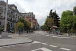Vista general de la Calle Marqués de Santa Cruz con edificios históricos y zona arbolada