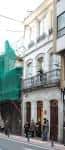 Fachada exterior de la Casa Museo con andamios parciales y personas
