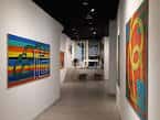 Pasillo principal de la Galería Luisa Pita con arte contemporáneo en exhibición