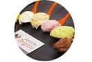 Varias bolas de helado de Xearte Brigitte presentadas en un plato