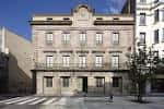 Vista exterior de la Casa Consulado en A Coruña, edificio histórico de piedra