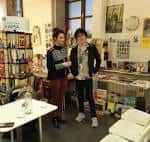 Yolanda Castaño y Eduard Velasco de pie en la librería durante un acto