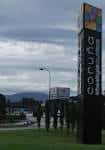 Gran cartel de señalización de Coruña The Style Outlets junto a la carretera