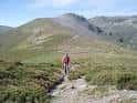 Senderista en un camino de montaña en Pena Trevinca