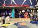 Interior del vestíbulo del Cine Yelmo, mostrando la entrada a las salas y las taquillas