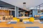 Área de restaurante con mesas largas y decoración contemporánea