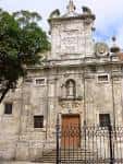 Fachada principal de la Igrexa das Capuchinas con reja y árbol