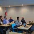Aula o sala de reuniones con estudiantes o asistentes en Hack A Boss