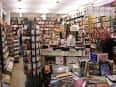 Interior de la Librería Follas Novas con estanterías repletas de libros