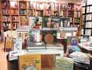 Detalle de una mesa de exposición de libros en el interior de la Librería Cronopios