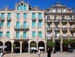 Detalle de la arquitectura de los edificios con soportales en la Plaza de A Ferraría
