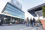 Entrada principal de Coruña The Style Outlets con visitantes