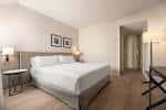 Habitación doble estándar del hotel con decoración en tonos neutros