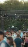 Cabina de DJ con público en el área de conciertos