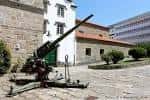 Cañón de artillería expuesto en el patio exterior del museo