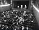 Público asistente en el auditorio durante un evento