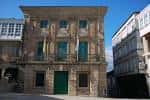 Vista frontal de la Casa Consistorial de Betanzos bajo cielo azul