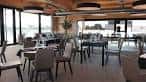 Amplio salón comedor del restaurante con grandes ventanales